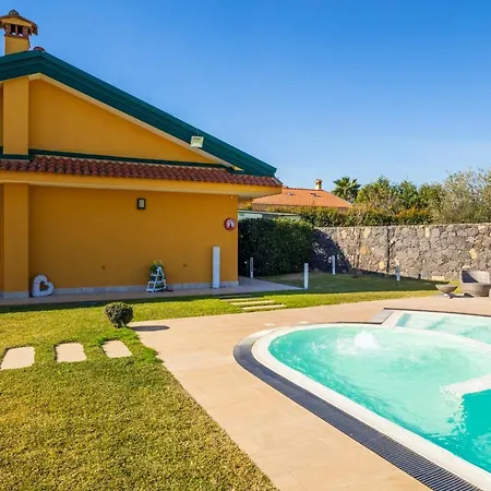Bright Apartment: Poolside Retreat Apartment Acireale