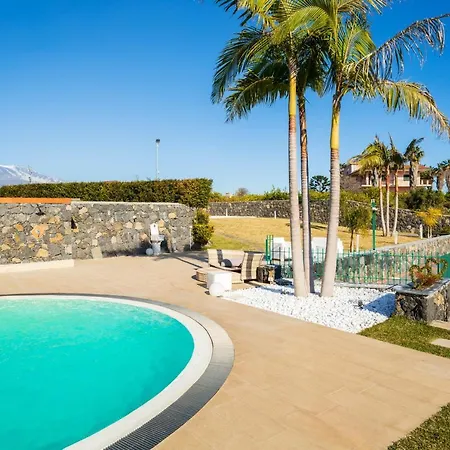 Bright Apartment: Poolside Retreat * Acireale