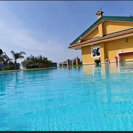 Apartment Bright Apartment: Poolside Retreat *